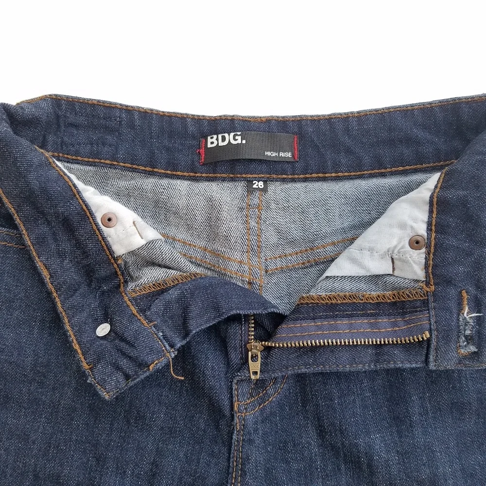 BDG | High Rise Dark wash cut off jean short folded hem 26 - Picture 4 of 5